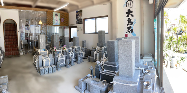 和歌山市吹上の寺町通りにて、墓石展示場と石工場がございます。